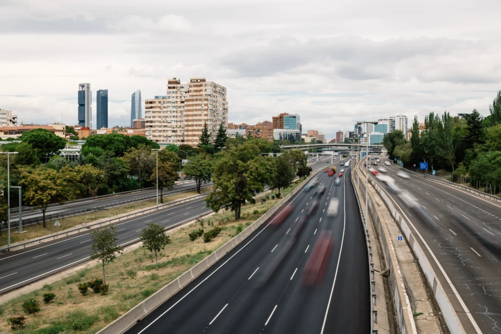 A bustling coastal city, Mar del Plata showcases its vibrant transportation network. In the foreground, a modern bus glides through the streets, ferrying passengers efficiently. In the middle ground, a tram navigates the city's avenues, its sleek design and smooth operation connecting key destinations. Bicyclists weave through traffic, taking advantage of the well-marked bike lanes that hug the scenic beachfront. In the background, the city's iconic high-rises and historic architecture provide a picturesque backdrop, illuminated by warm, golden sunlight that filters through wispy clouds. The overall scene conveys the accessibility and convenience of navigating Mar del Plata, making it an ideal destination for a coastal getaway.